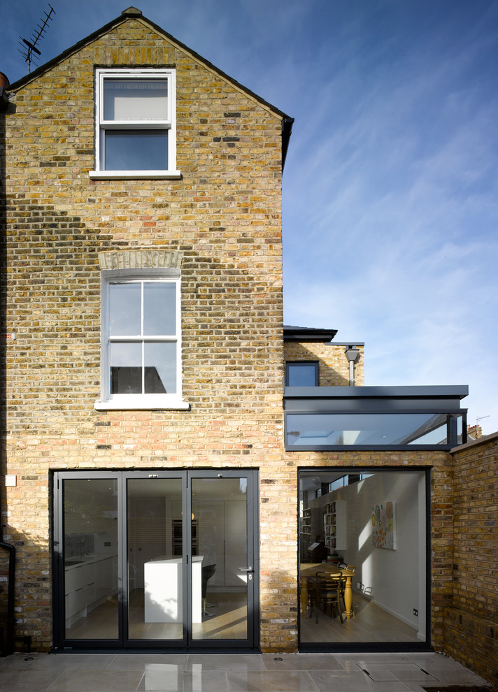 Große, Dreistöckige Moderne Doppelhaushälfte mit Backsteinfassade, brauner Fassadenfarbe, Satteldach und Ziegeldach in London