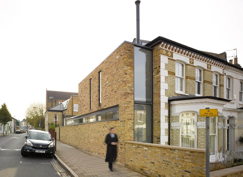 ロンドンにあるお手頃価格のコンテンポラリースタイルのおしゃれな家の外観 (レンガサイディング、デュープレックス) の写真