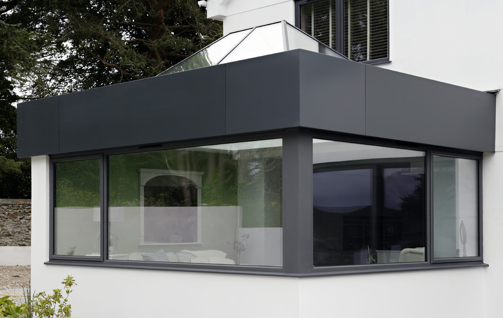 Mittelgroßes, Einstöckiges Modernes Einfamilienhaus mit Putzfassade, weißer Fassadenfarbe und Flachdach in Cornwall