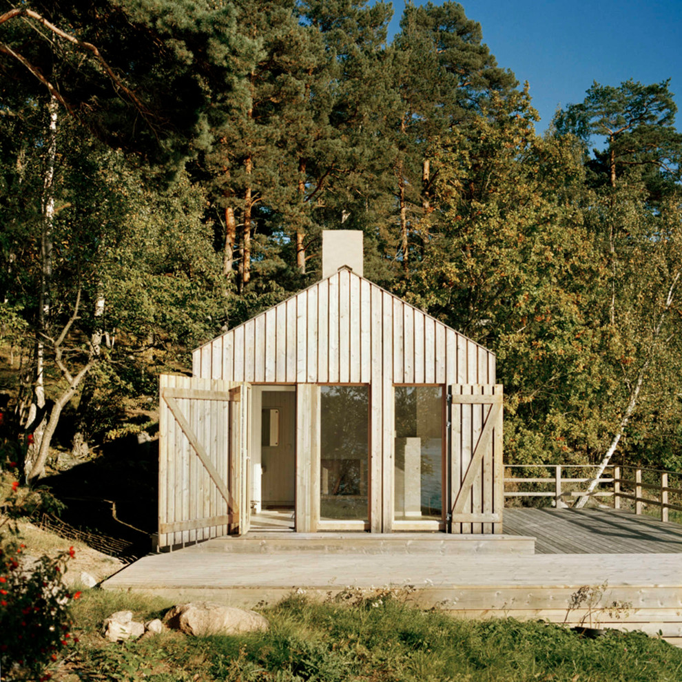 Cette photo montre une petite façade de maison beige scandinave en bois de plain-pied avec un toit à deux pans.