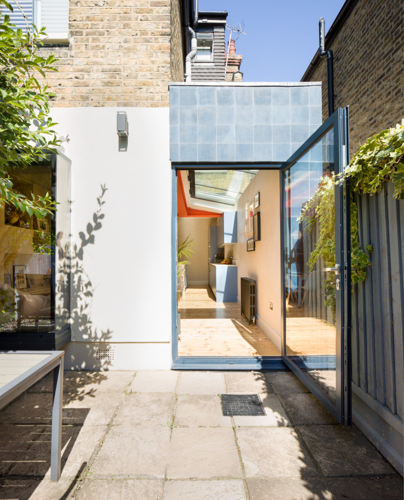 Idee per la facciata di una casa a schiera blu contemporanea a un piano con tetto piano