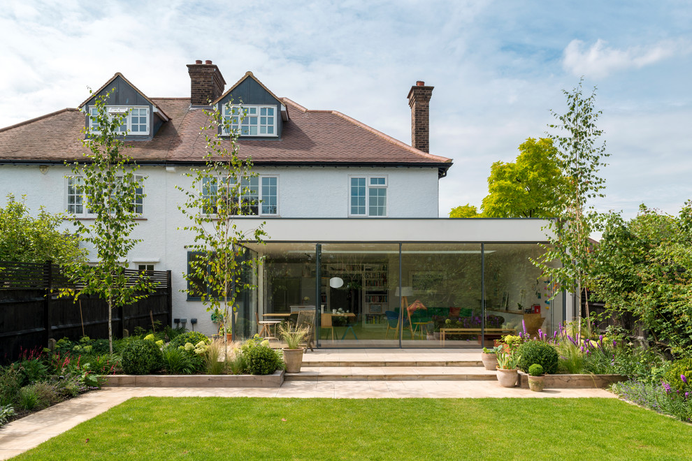 Mittelgroße, Dreistöckige Moderne Doppelhaushälfte mit Mix-Fassade und weißer Fassadenfarbe in London