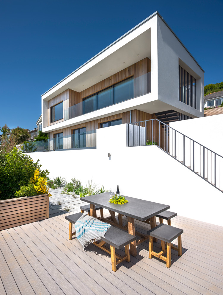 Großes, Zweistöckiges Modernes Haus mit weißer Fassadenfarbe und Flachdach in Cornwall