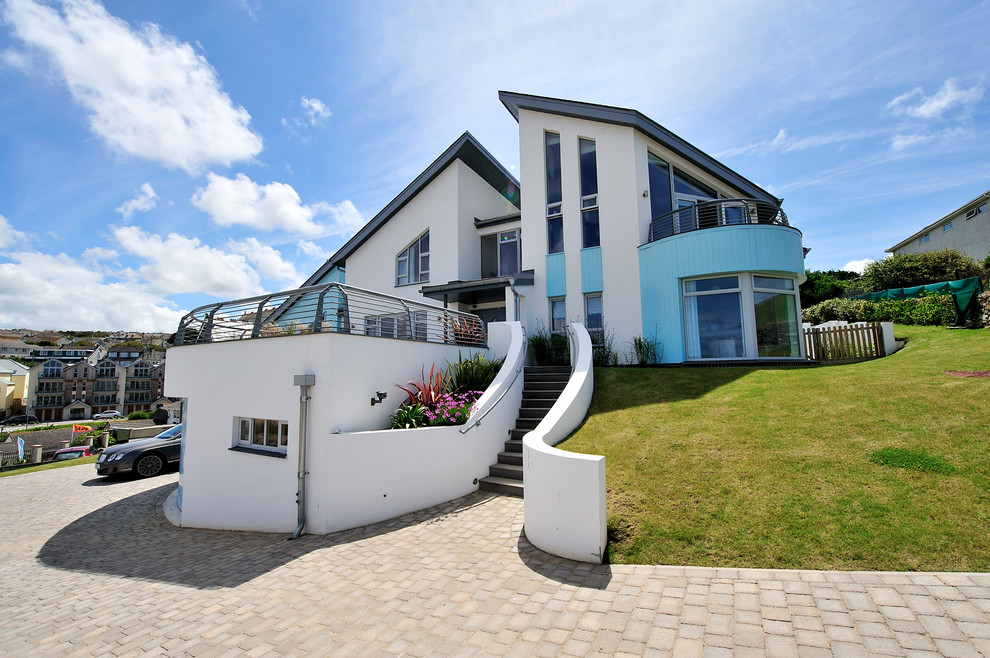 Großes, Dreistöckiges Maritimes Haus mit Mix-Fassade, weißer Fassadenfarbe und Pultdach in Cornwall