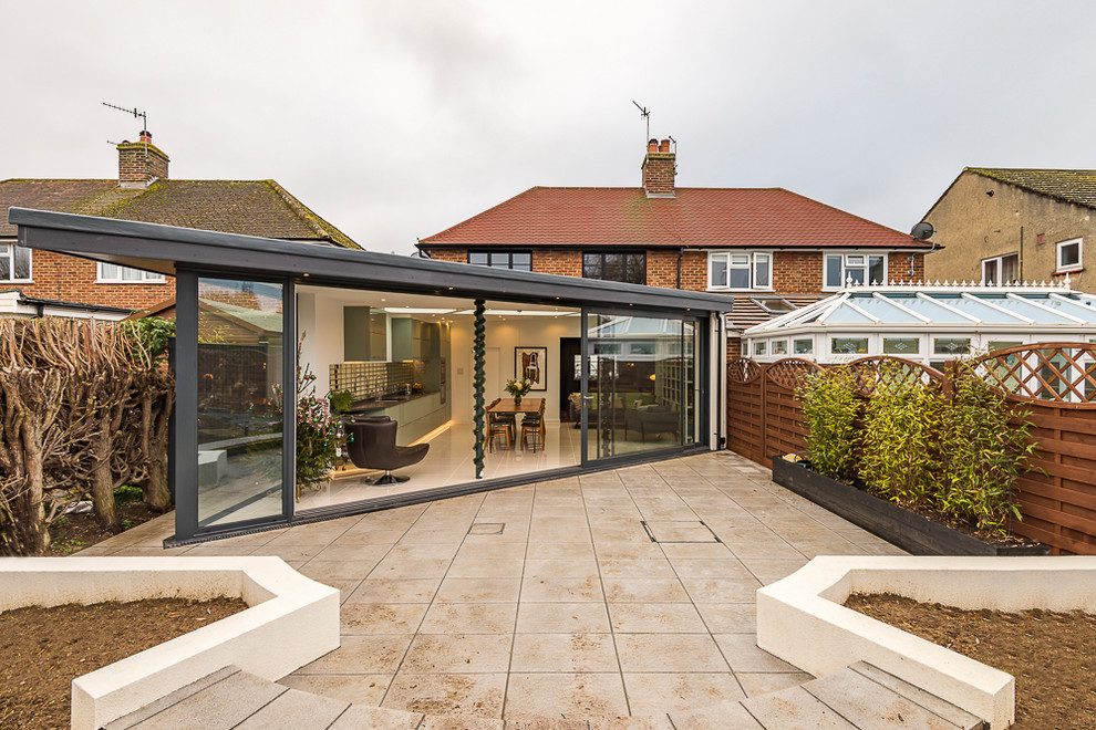 Kleine, Zweistöckige Moderne Doppelhaushälfte mit Flachdach in Surrey