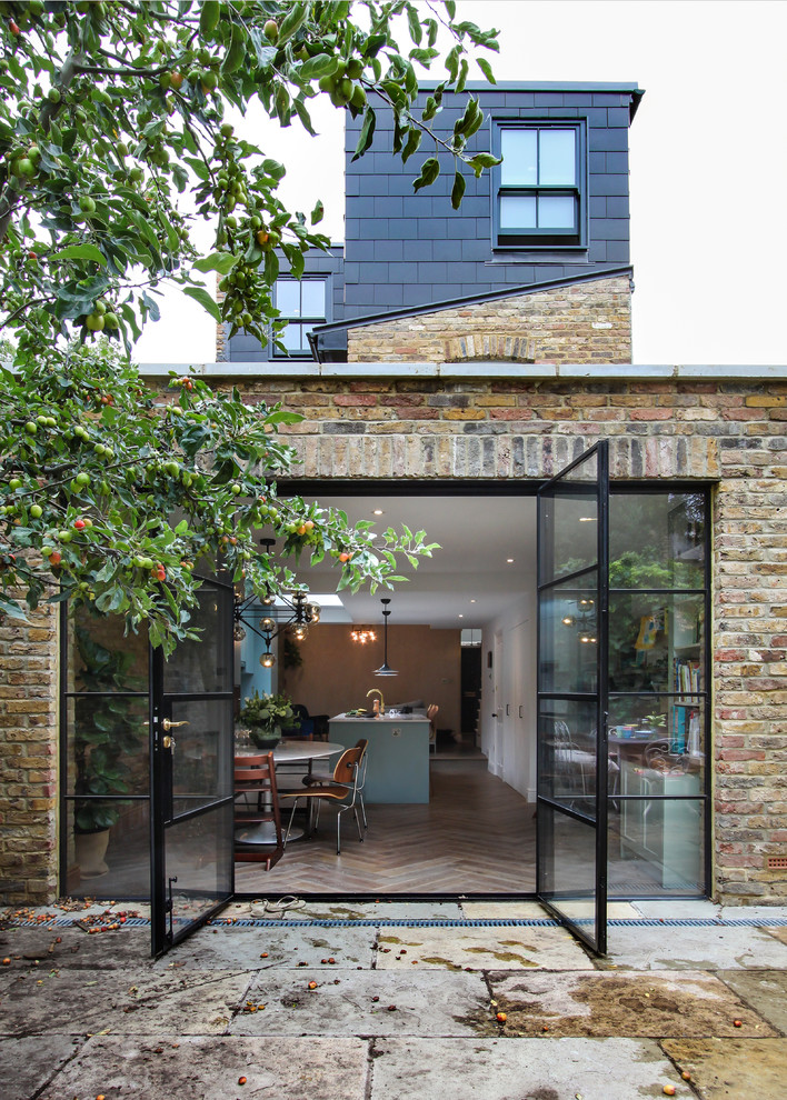 Zweistöckige, Mittelgroße Moderne Doppelhaushälfte mit Backsteinfassade und Flachdach in London