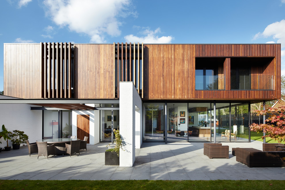 Foto della villa contemporanea a due piani di medie dimensioni con rivestimento in legno e tetto piano