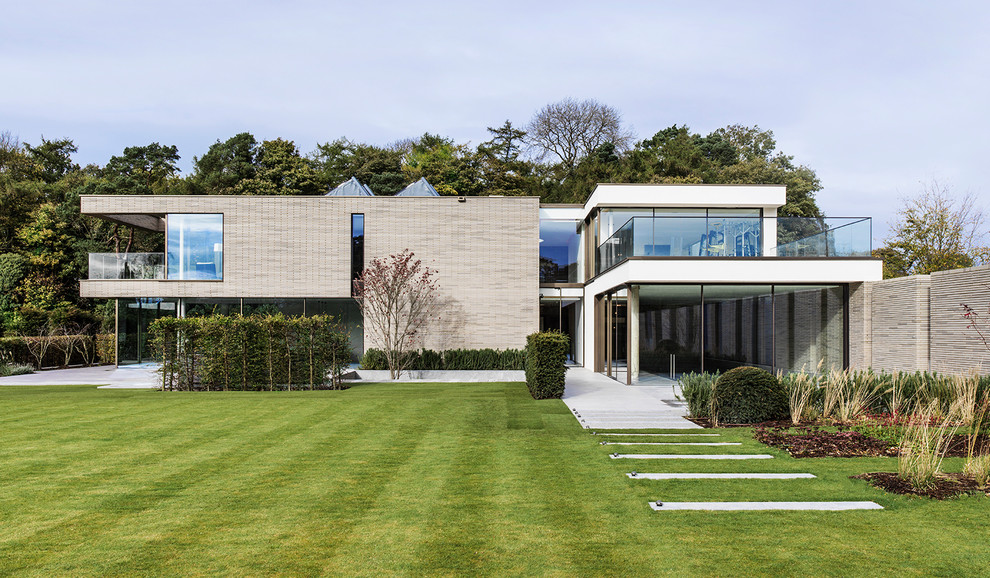 Zweistöckiges Modernes Einfamilienhaus mit grauer Fassadenfarbe und Flachdach in London
