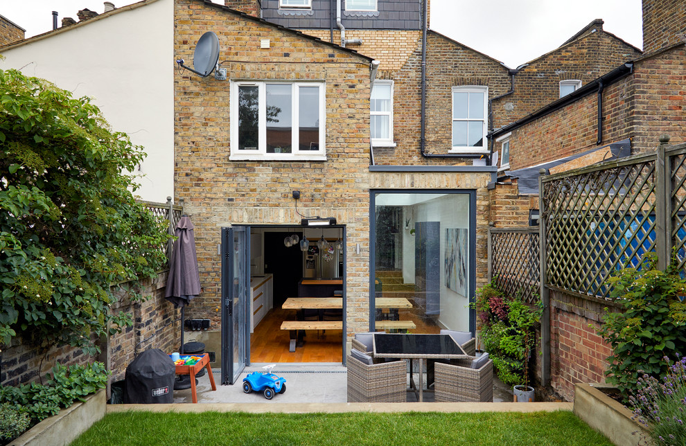 ロンドンにあるお手頃価格のコンテンポラリースタイルのおしゃれな家の外観 (レンガサイディング) の写真