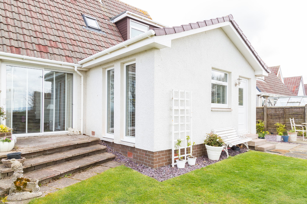 Photo of a medium sized and white modern bungalow render house exterior in Other.