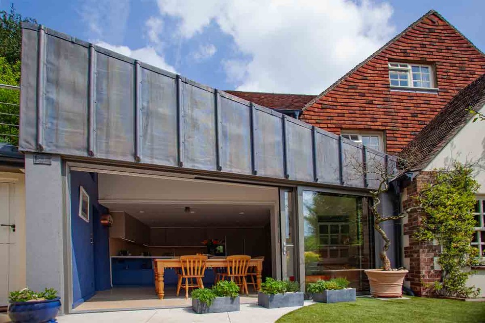 Kleine, Einstöckige Moderne Doppelhaushälfte mit Metallfassade und Blechdach in Hampshire