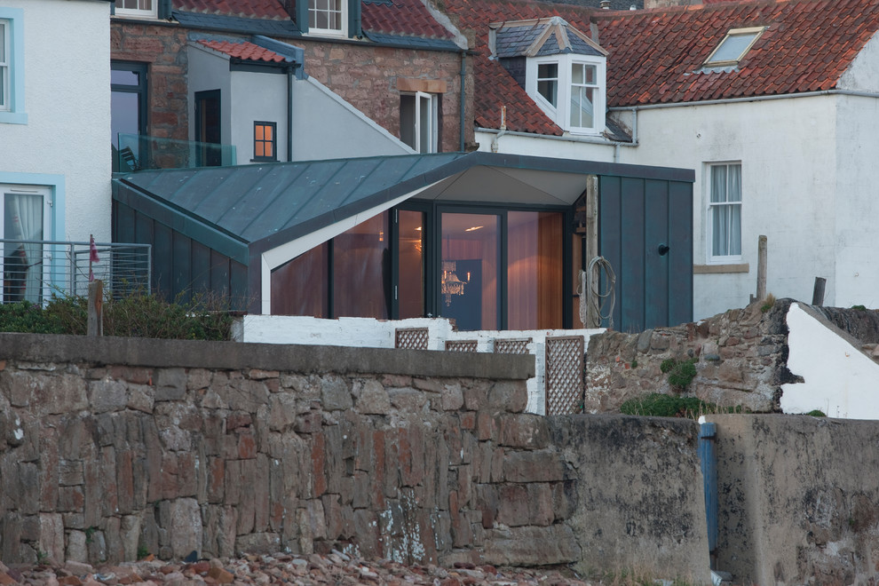 Design ideas for a contemporary bungalow house exterior in Edinburgh.
