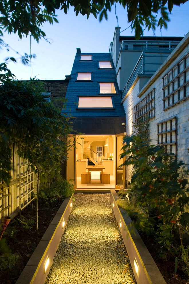 This is an example of a contemporary house exterior in London.