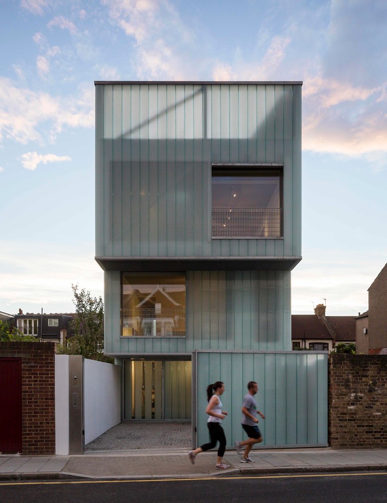 Idee per la facciata di una casa contemporanea a tre piani con tetto piano