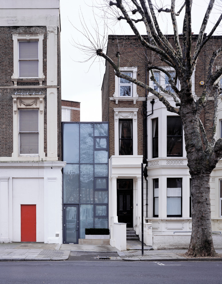 Cette image montre une façade de maison minimaliste avec un toit plat.