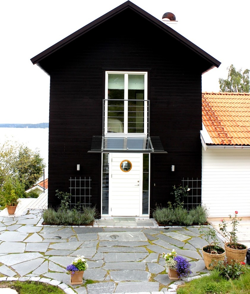 Cette photo montre une façade de maison scandinave de taille moyenne.