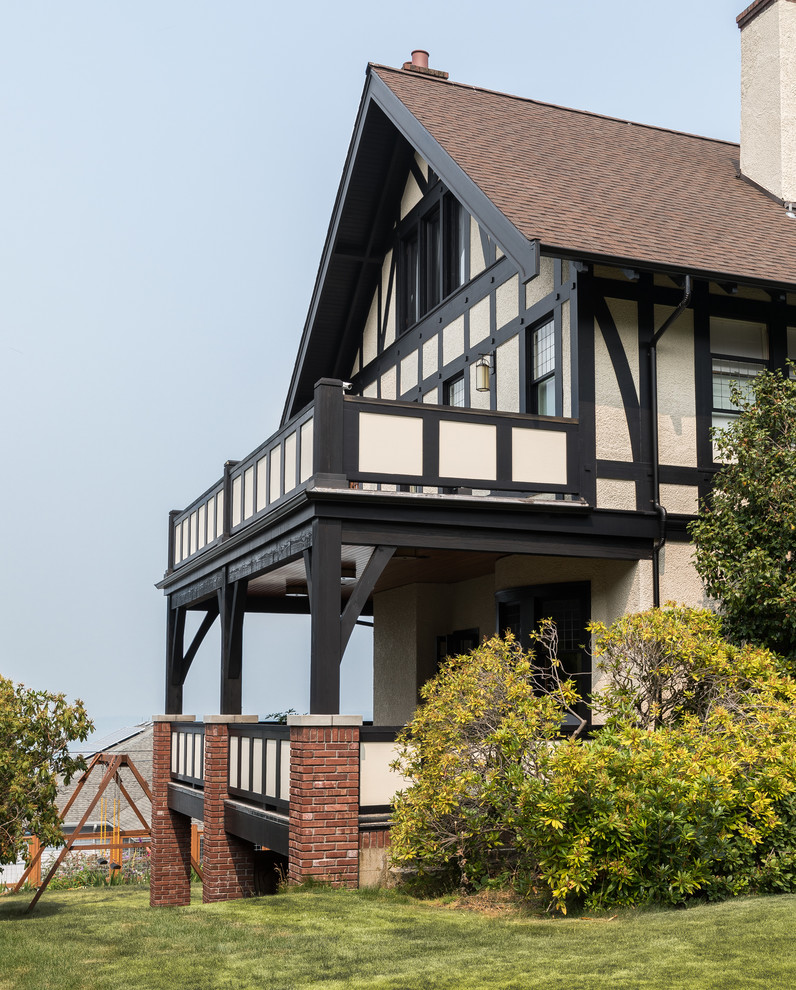 Imagen de fachada de casa multicolor de estilo americano de tamaño medio de dos plantas con tejado a dos aguas y tejado de teja de madera