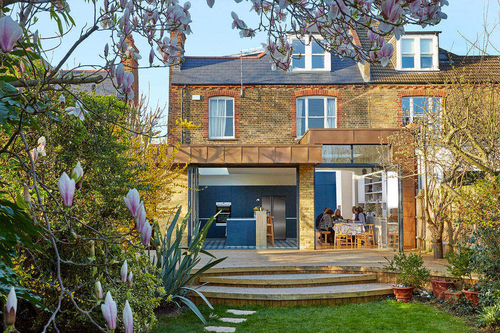 Mittelgroße, Dreistöckige Moderne Doppelhaushälfte mit Metallfassade und beiger Fassadenfarbe in London