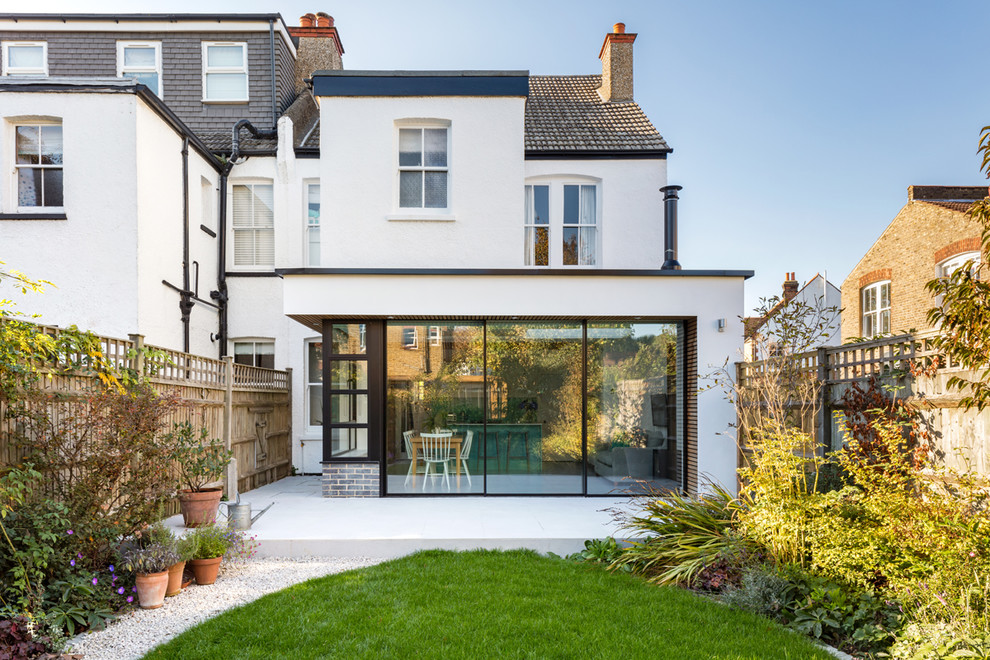 Moderne Doppelhaushälfte mit Putzfassade, weißer Fassadenfarbe und Flachdach in London