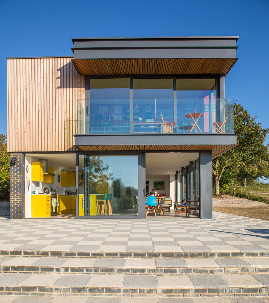 Zweistöckiges Modernes Einfamilienhaus mit Mix-Fassade, brauner Fassadenfarbe und Flachdach in Dorset