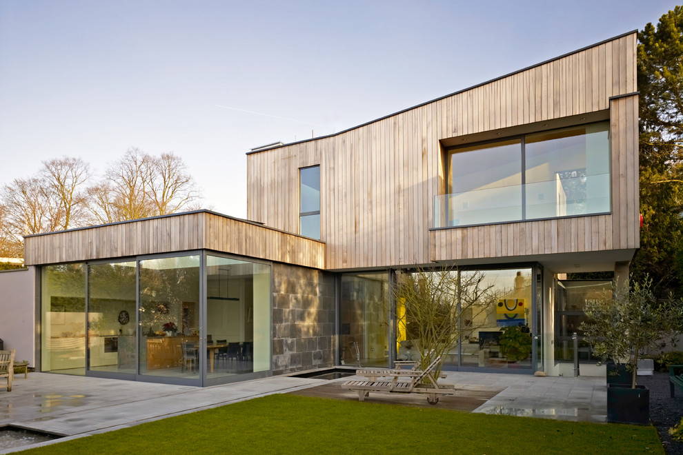 Mittelgroße, Zweistöckige Moderne Holzfassade Haus in London