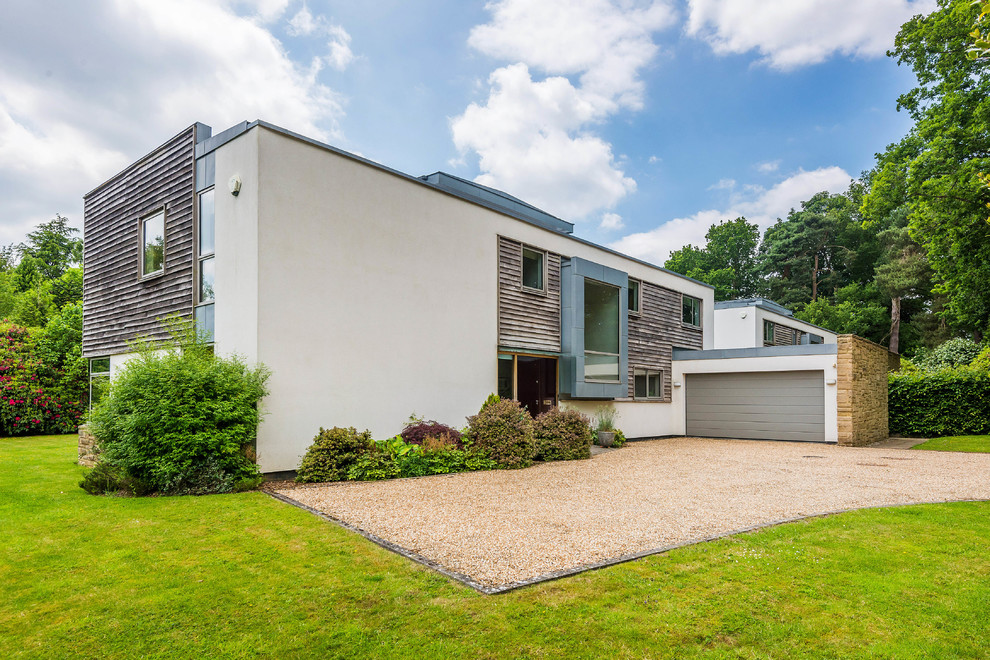 Zweistöckiges Modernes Haus mit Mix-Fassade, beiger Fassadenfarbe und Flachdach in Kent