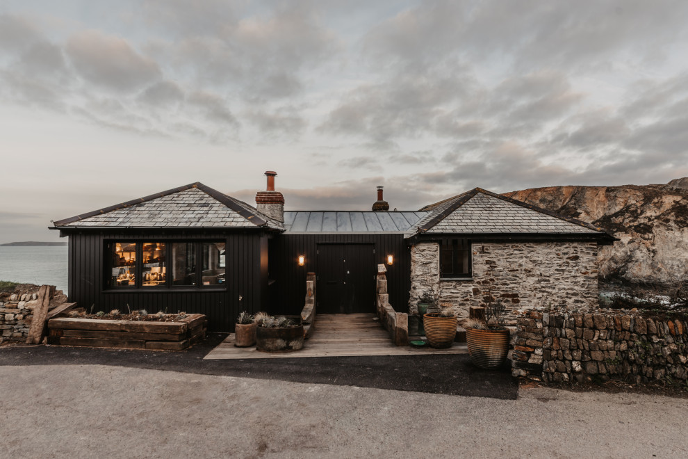 Mittelgroßes, Zweistöckiges Maritimes Haus mit schwarzer Fassadenfarbe, Satteldach und Blechdach in Cornwall