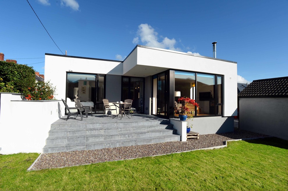 Diseño de fachada de casa blanca moderna de tamaño medio de una planta con tejado plano