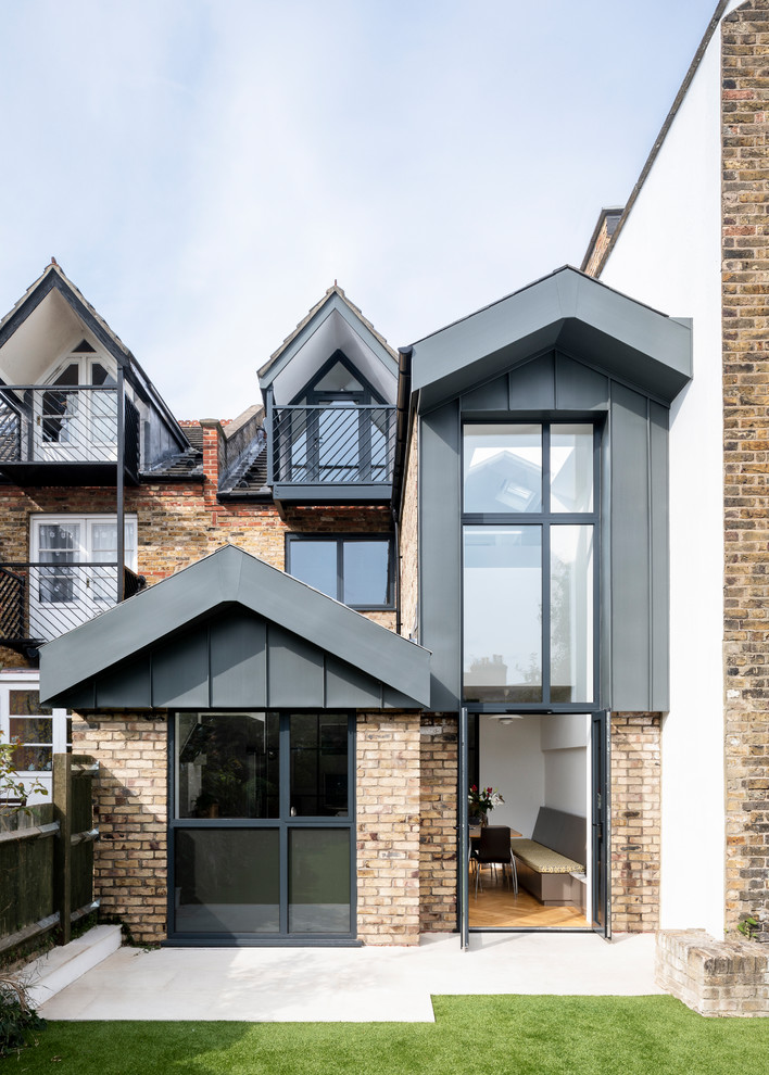 Großes, Zweistöckiges Skandinavisches Einfamilienhaus mit Mix-Fassade, bunter Fassadenfarbe und Satteldach in London
