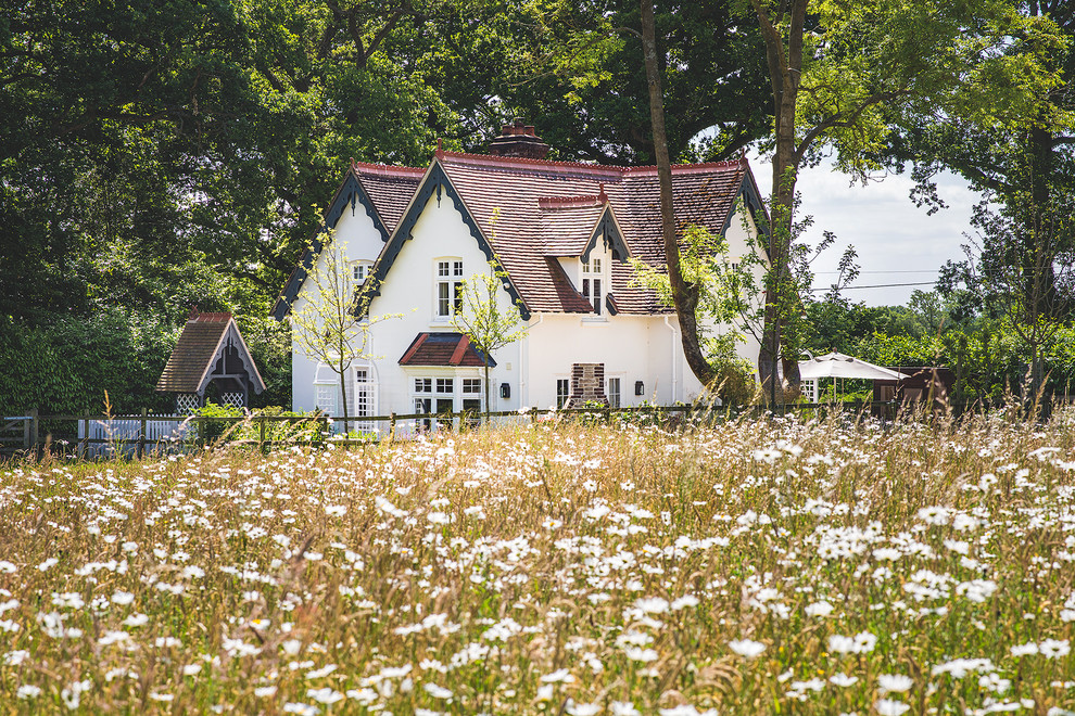 Kleines, Zweistöckiges Klassisches Haus mit Putzfassade, weißer Fassadenfarbe und Satteldach in Berkshire