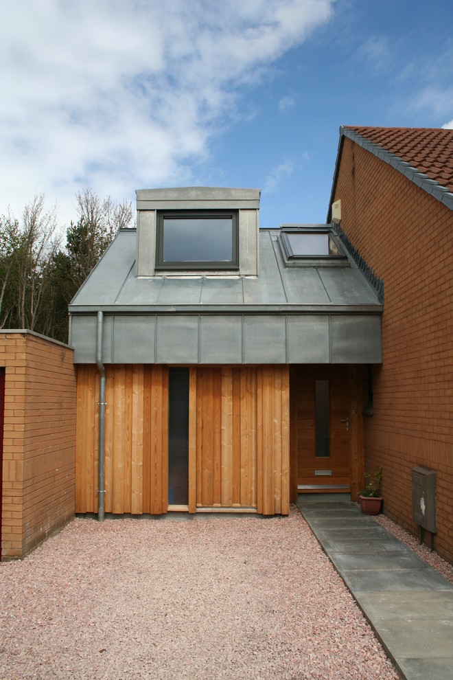 Kleines, Zweistöckiges Modernes Haus mit Satteldach und Blechdach in Edinburgh