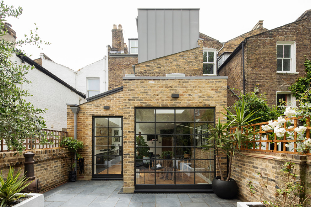 Dreistöckiges Eklektisches Reihenhaus mit Metallfassade, brauner Fassadenfarbe, Satteldach und Misch-Dachdeckung in London