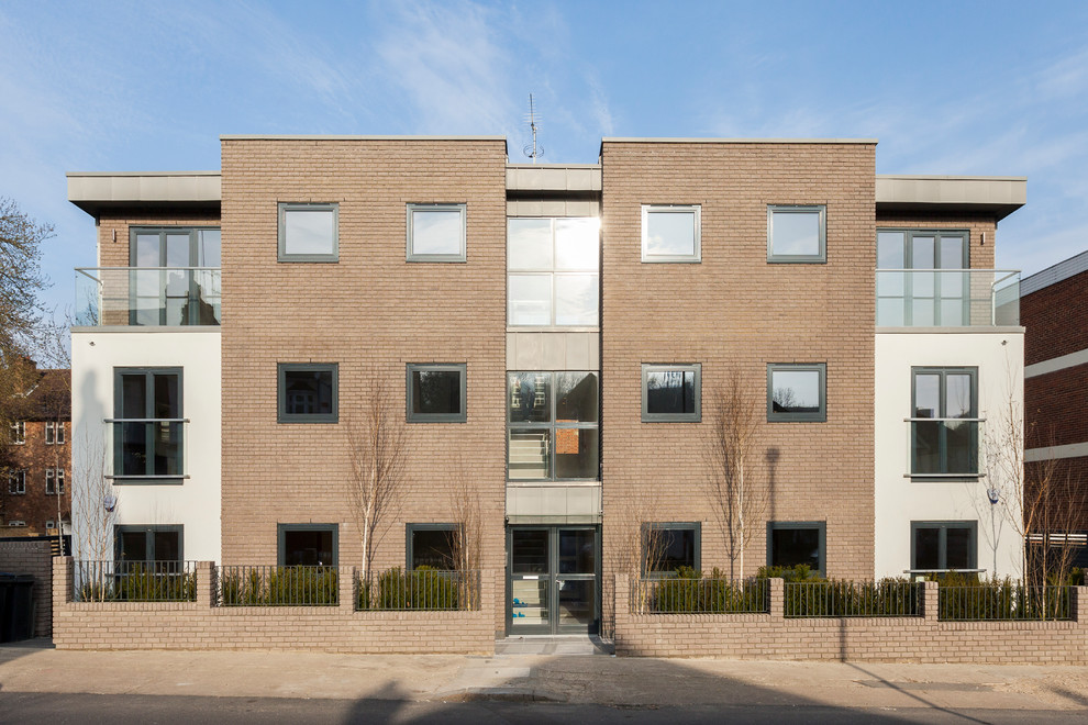 ロンドンにある高級なコンテンポラリースタイルのおしゃれな家の外観 (メタルサイディング、マルチカラーの外壁、アパート・マンション、混合材屋根) の写真