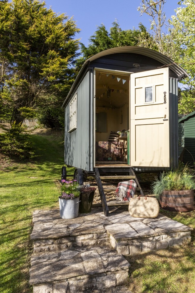 Идея дизайна: маленький, серый частный загородный дом в стиле шебби-шик с облицовкой из металла для на участке и в саду