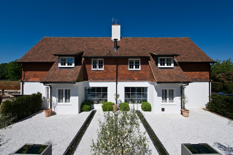Idee per la facciata di una casa grande bianca contemporanea a due piani con rivestimenti misti e tetto a padiglione