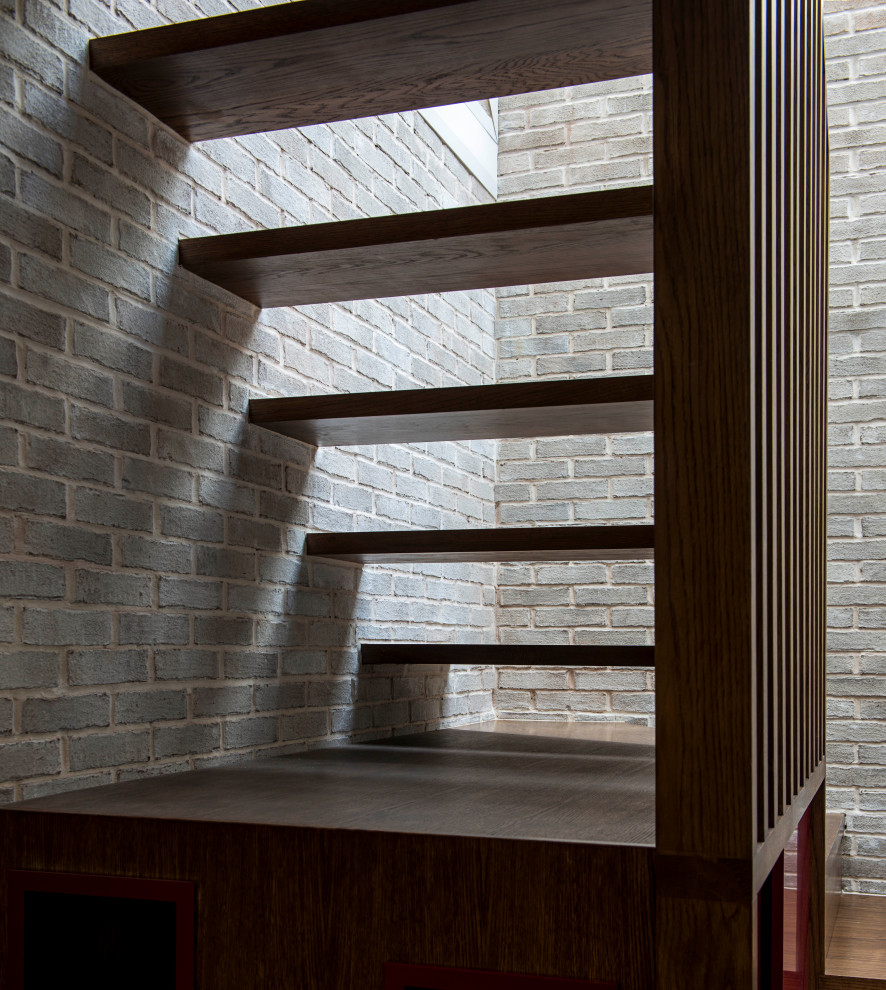 Ejemplo de fachada de casa gris minimalista de tamaño medio de tres plantas con revestimiento de ladrillo y tejado de varios materiales