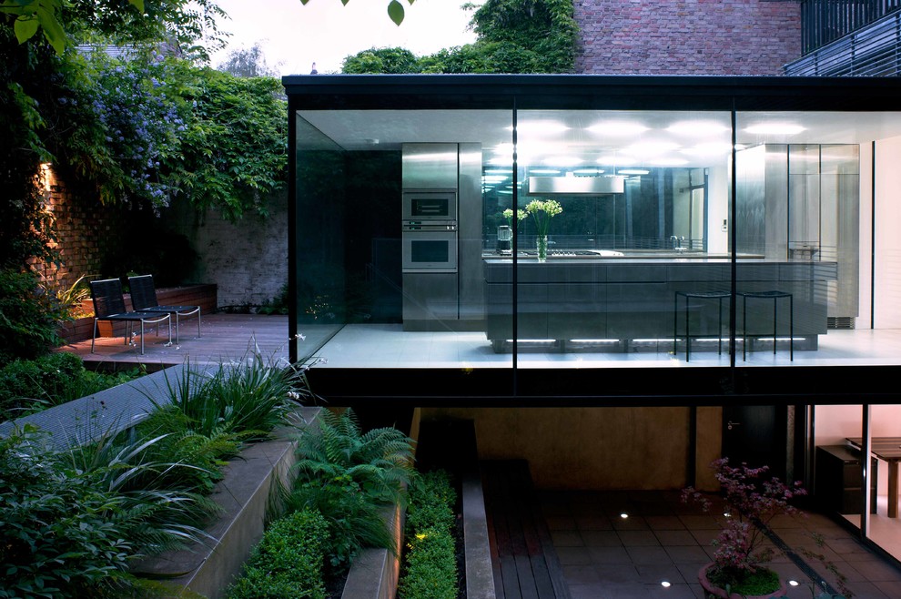 Großes Modernes Haus mit Glasfassade und Flachdach in London