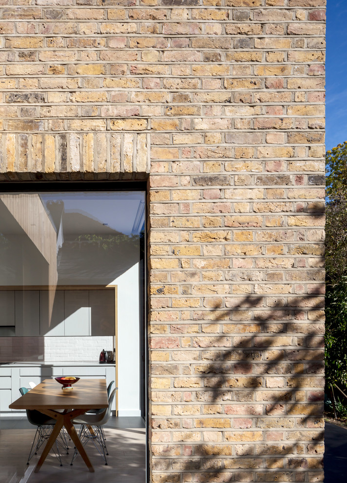 ロンドンにある中くらいなコンテンポラリースタイルのおしゃれな家の外観 (レンガサイディング、マルチカラーの外壁、デュープレックス) の写真