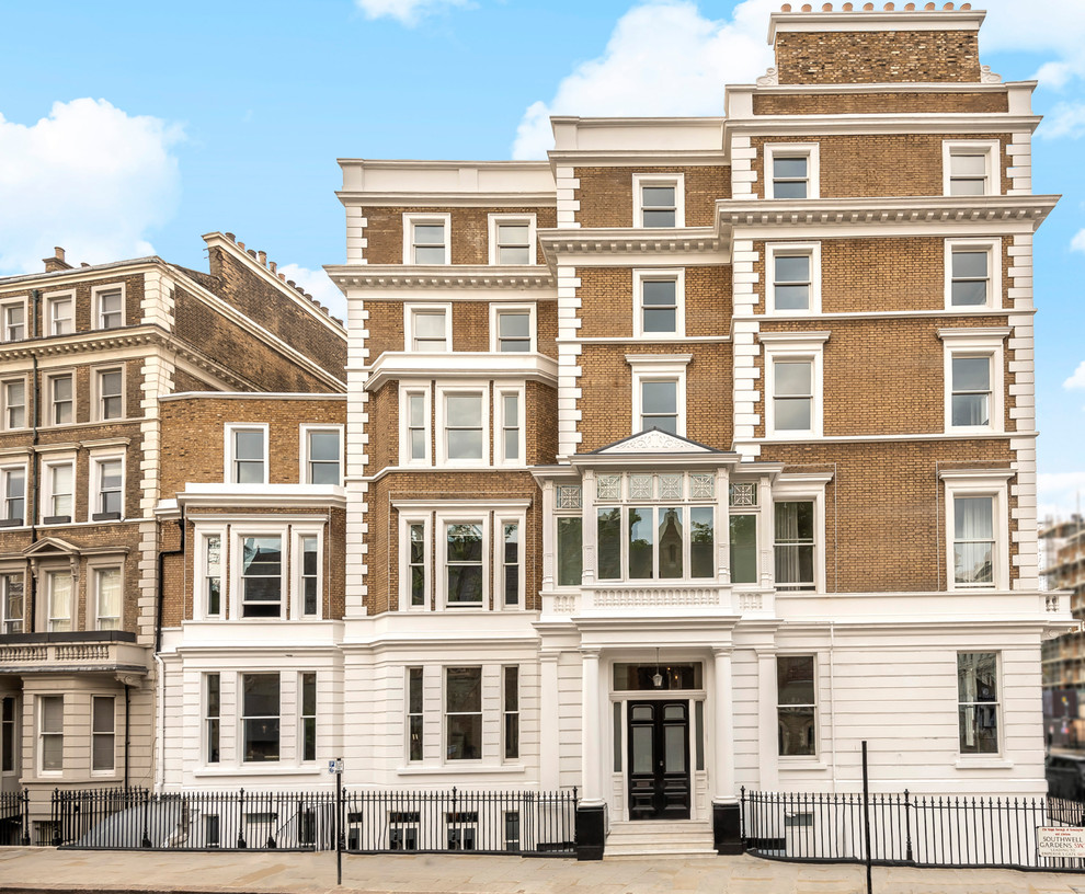Dreistöckiges Klassisches Einfamilienhaus mit Backsteinfassade und brauner Fassadenfarbe in London