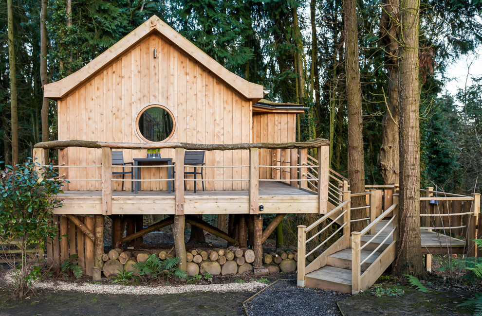 Идея дизайна: одноэтажный, деревянный, коричневый, маленький дом в стиле рустика с двускатной крышей для на участке и в саду, охотников