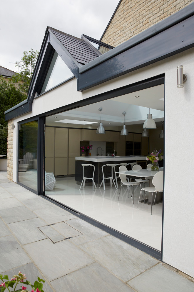 Geräumiges, Einstöckiges Modernes Einfamilienhaus mit Putzfassade, weißer Fassadenfarbe, Flachdach und Misch-Dachdeckung in Kent