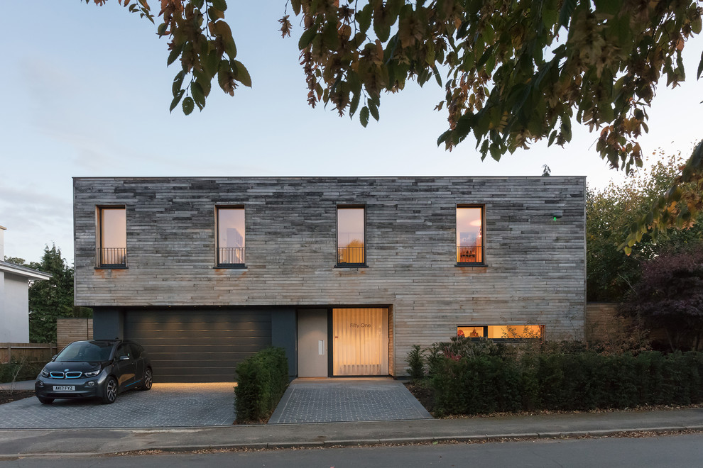 Стильный дизайн: двухэтажный, деревянный, серый частный загородный дом среднего размера в современном стиле с плоской крышей - последний тренд