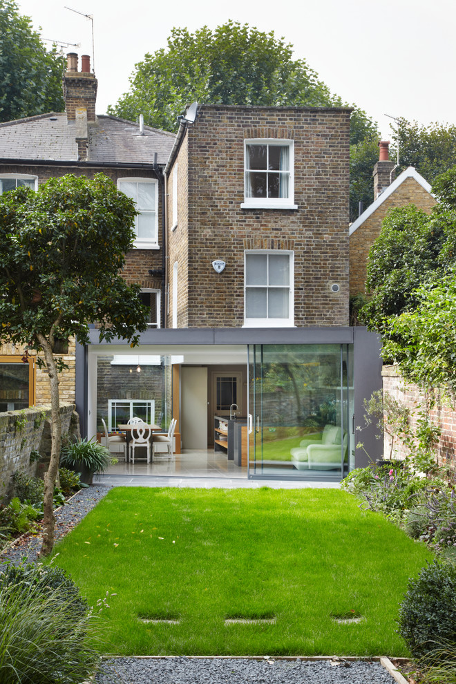 Dreistöckiges Modernes Haus mit Backsteinfassade und Flachdach in London