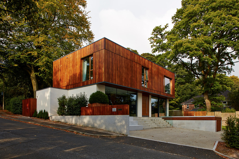 Foto della facciata di una casa piccola contemporanea a due piani con rivestimento in legno