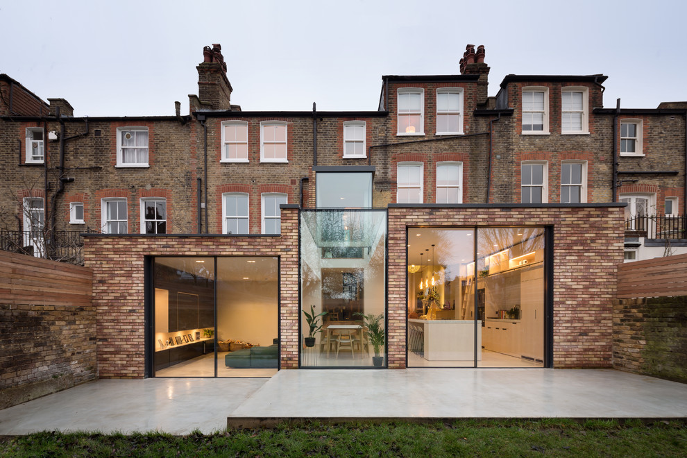 Dreistöckiges Modernes Einfamilienhaus mit Backsteinfassade, brauner Fassadenfarbe und Flachdach in London