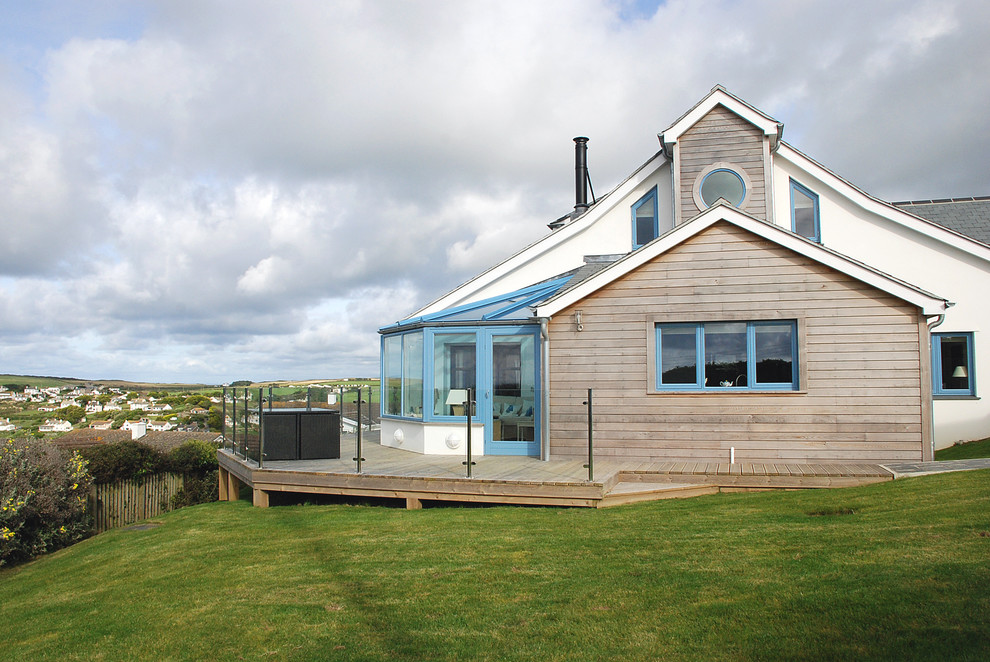 На фото: двухэтажный дом в морском стиле с комбинированной облицовкой с