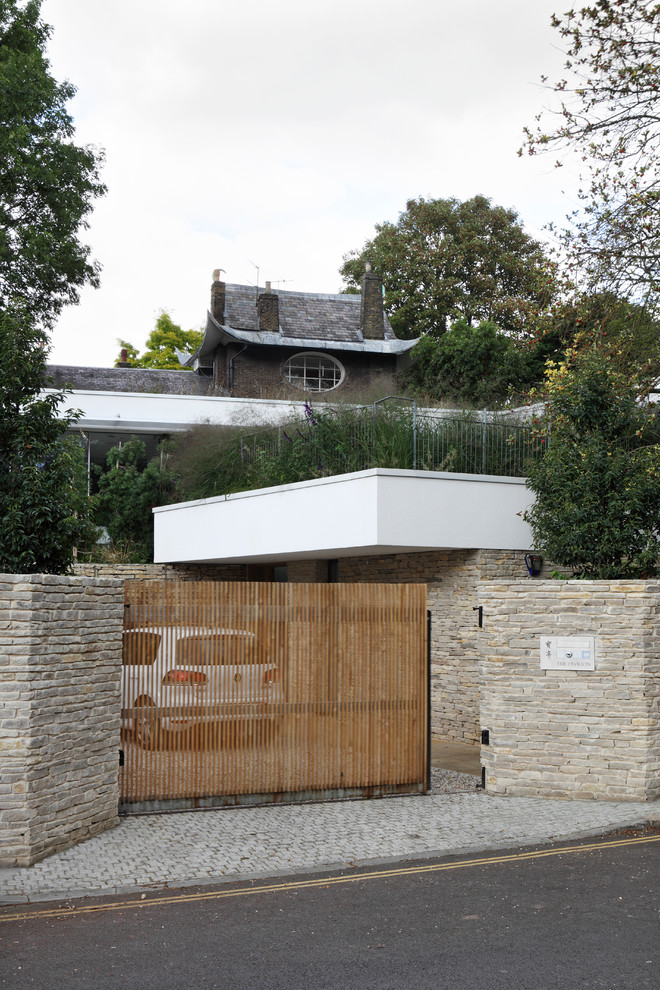 Foto della facciata di una casa bianca contemporanea a due piani di medie dimensioni con rivestimento in pietra