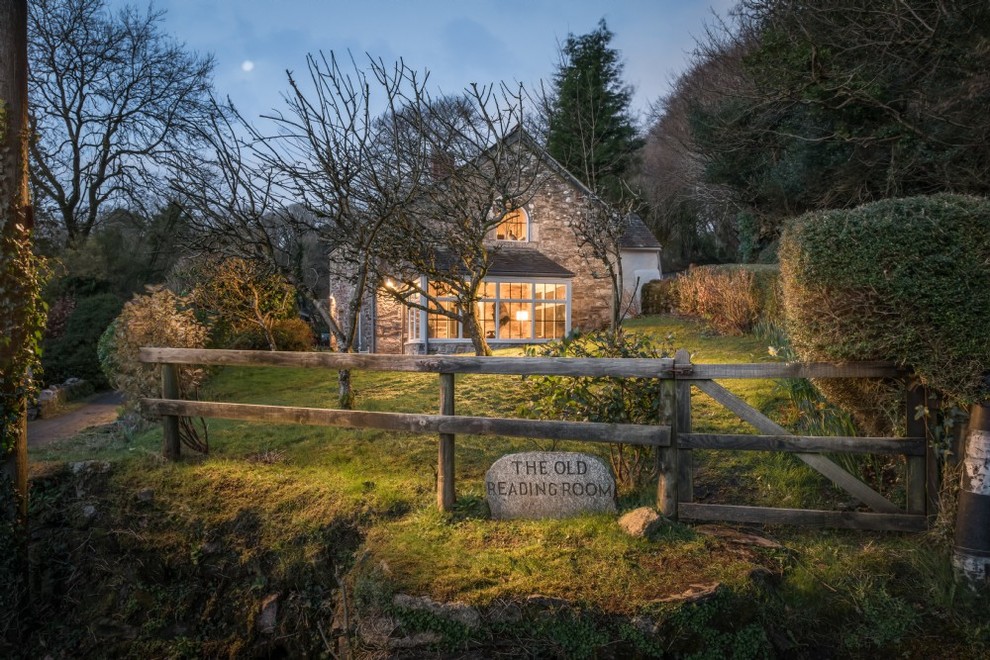 Mittelgroßes, Zweistöckiges Country Haus mit Steinfassade und Satteldach in Cornwall