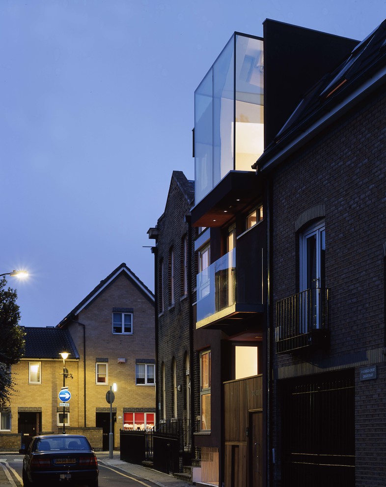 Foto della facciata di una casa rossa contemporanea a tre piani di medie dimensioni con rivestimento in stucco