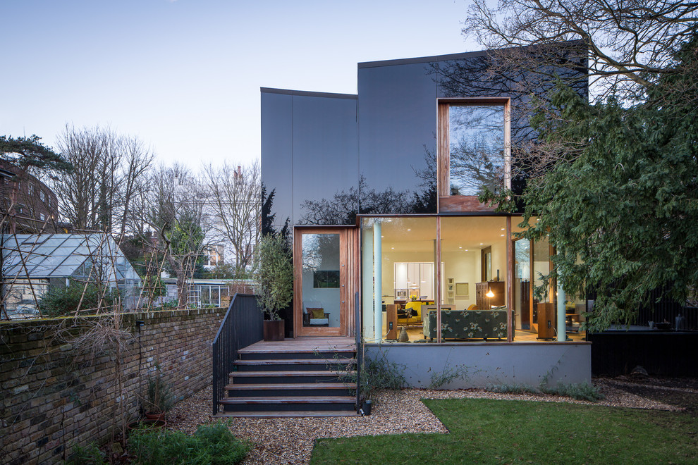 Ispirazione per la facciata di una casa nera contemporanea a due piani con rivestimento in vetro